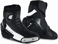 BOTAS DE MOTO DE CARRETERA ESTILO DEPORTIVO, DE CAÑA CORTA/MEDIA, ULTRAPERFORADAS, CON HOMOLOGACIÓN CE Y EPI