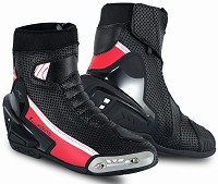 BOTAS DE MOTO DE CARRETERA ESTILO DEPORTIVO, DE CAÑA CORTA/MEDIA, ULTRAPERFORADAS, CON HOMOLOGACIÓN CE Y EPI